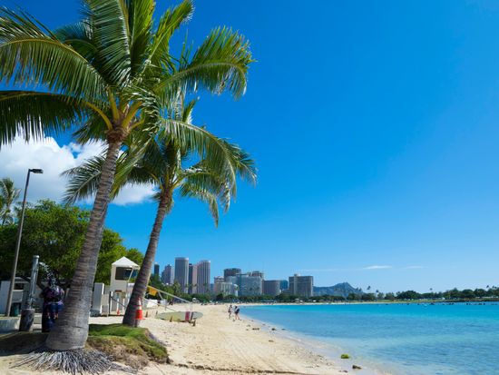 Hawaii_Oahu_Ala Moana Beach_pixta_28137138_M