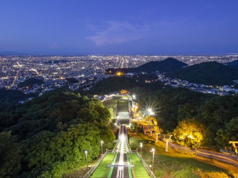 札幌発　日帰りバスツアー 札幌場外市場＋白い恋人パーク＋大倉山で楽しむ夜景ツアー＜6～9月 土日限定／札幌市内発着＞
