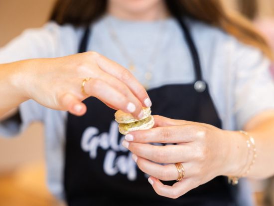 ギャラリーラファイエットで学ぶ！本格マカロン作り体験＜英語／月・火・金曜日催行／約1時間半／パリ＞