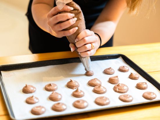 ギャラリーラファイエットで学ぶ！本格マカロン作り体験＜英語／月・火・金曜日催行／約1時間半／パリ＞