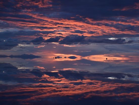 国内航空券付き！ウユニ塩湖2泊3日ツアー　たっぷり2日間観光＋朝日・夕日&星空観賞　塩ホテル宿泊プランあり＜貸切／日本語または英語ガイド／ラパス発着＞