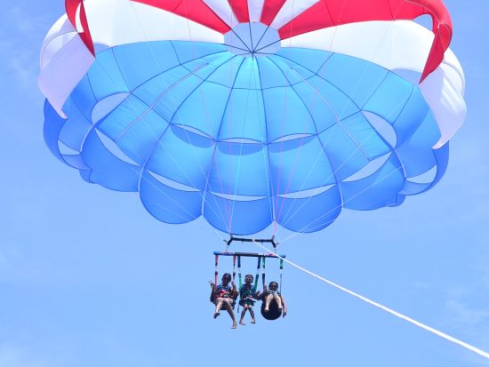 パラセーリング体験 ボラカイ島で空中散歩＜ソロまたはタンデム／英語インストラクター／ボラカイ島発＞