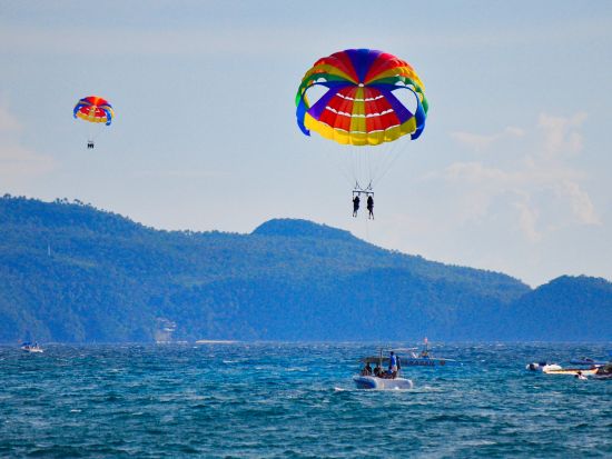 パラセーリング体験 ボラカイ島で空中散歩＜ソロまたはタンデム／英語インストラクター／ボラカイ島発＞