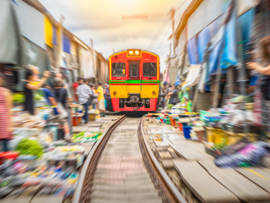 ピンクのガネーシャ＋メークロン線路市場＋ダムヌンサドゥアック水上マーケット観光ツアー　タイ料理の昼食付き＜日本語／昼食＞