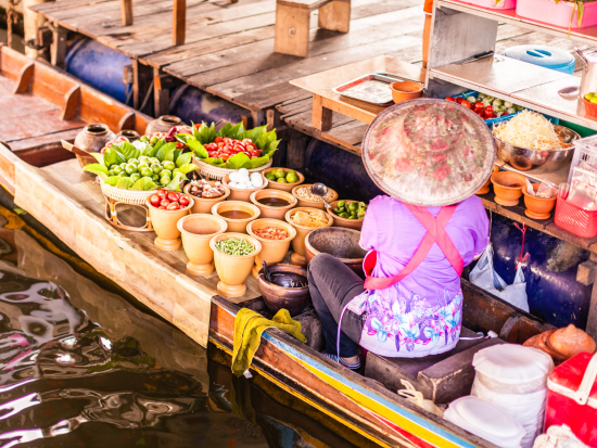 ピンクのガネーシャ＋メークロン線路市場で列車乗車体験＋ダムヌンサドゥアック水上マーケット＋ワットパクナム観光ツアー　 象乗り体験付きプランあり＜1日／日本語＞