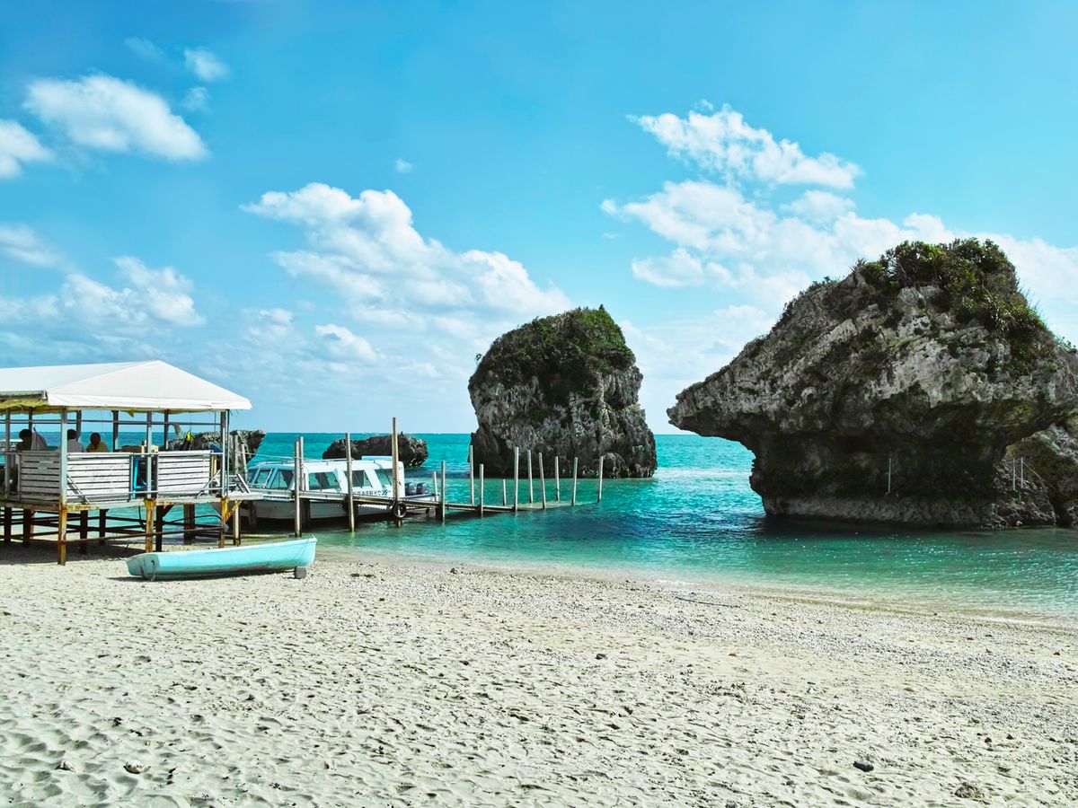 新原ビーチ グラスボート」体験チケット 天然の水族館を船で探検！那覇