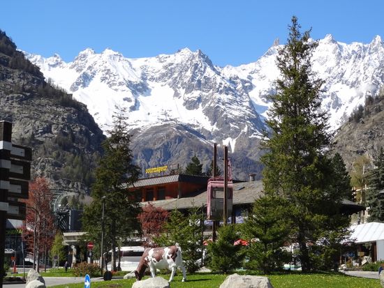 Italy_Courmayeur_pixta_30276585_M