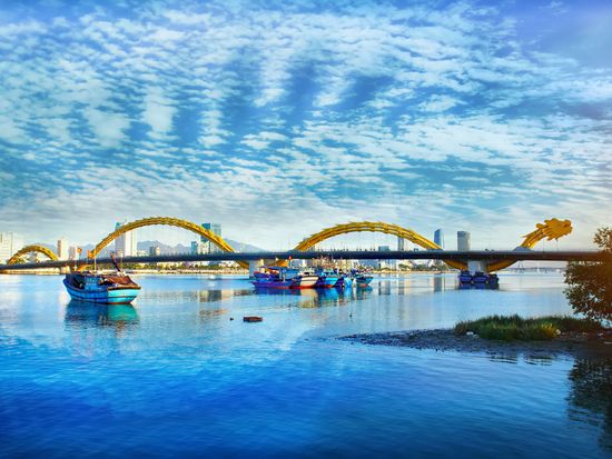 Vietnam_Da Nang_Bridge_shutterstock_770996074