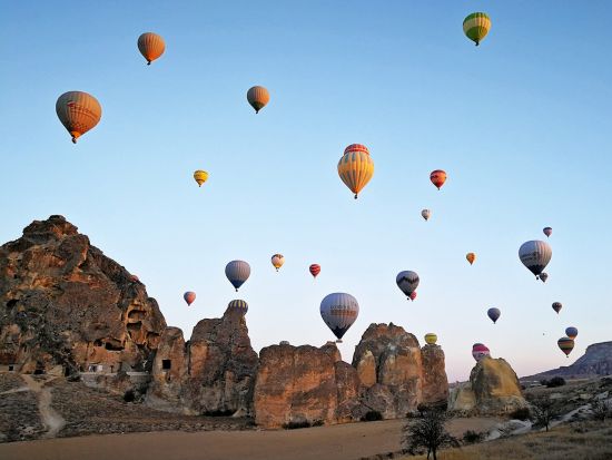 世界遺産カッパドキア　熱気球 朝日鑑賞ツアー　飛行証明書付き＜午前／軽食＆ノンアルコールシャンパン付き／英語／カッパドキア発＞＊前日まで予約受付中