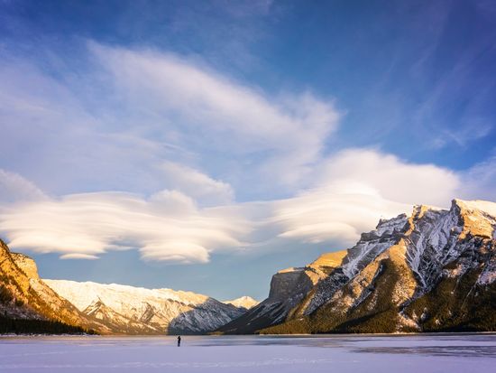 Canada_Alberta_Banff_Minnewanka lake_shutterstock_1284340987