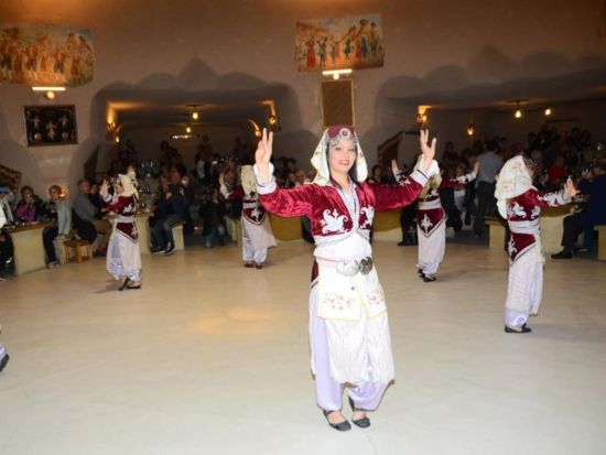 【当日予約OK！】洞窟レストランディナーショー　トルコ各地の伝統舞踊を間近で鑑賞！伝統料理のディナー＆アルコール含む飲み放題付き＜ホテル送迎付／カッパドキア発＞
