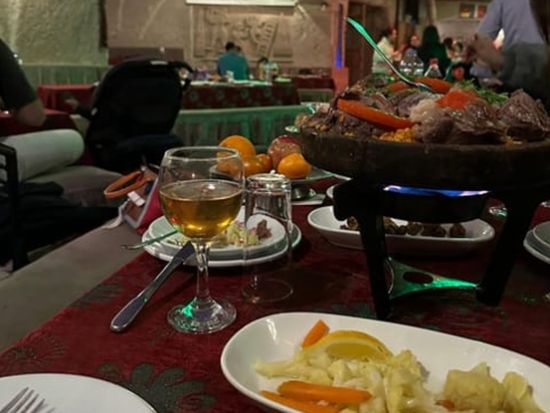 【当日予約OK！】洞窟レストランディナーショー　トルコ各地の伝統舞踊を間近で鑑賞！伝統料理のディナー＆アルコール含む飲み放題付き＜ホテル送迎付／カッパドキア発＞