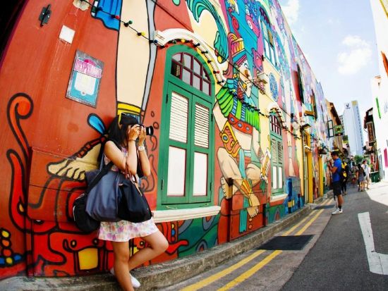 ラッフルズのアフタヌーンティー＆フォトジェニックツアー　ブギスビレッジ＋ハジレーン＋旧ヒルストリート警察署＋フォートカニング・ツリートンネル ＜日本語ガイド＞