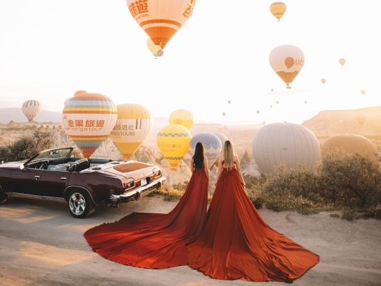 気球をバックに早朝のカッパドキアでドレス写真撮影＜貸切／3時間／送迎付き／日本語アシスタント付きプランあり／カッパドキア＞