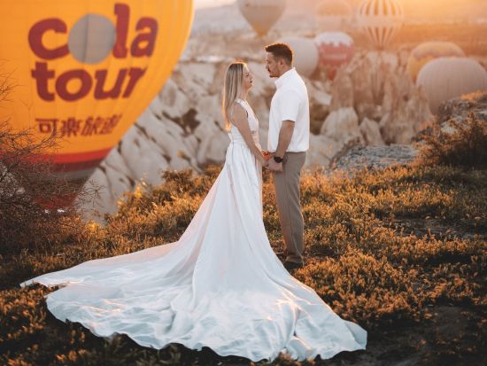 気球をバックに早朝のカッパドキアでドレス写真撮影＜貸切／3時間／送迎付き／日本語アシスタント付きプランあり／カッパドキア＞