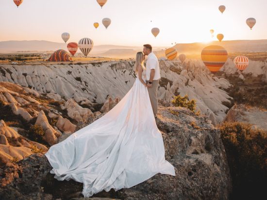 気球をバックに早朝のカッパドキアでドレス写真撮影＜貸切／3時間／送迎付き／日本語アシスタント付きプランあり／カッパドキア＞