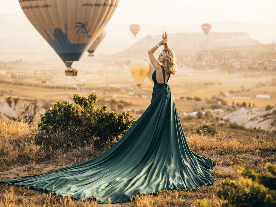 気球をバックに早朝のカッパドキアでドレス写真撮影＜貸切／3時間／送迎付き／日本語アシスタント付きプランあり／カッパドキア＞