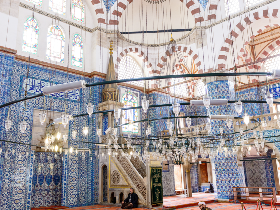 イスタンブール ストリートグルメツアー 5つのグルメ＆2つのモスクへご案内＜貸切／4時間／日本語ガイド＞