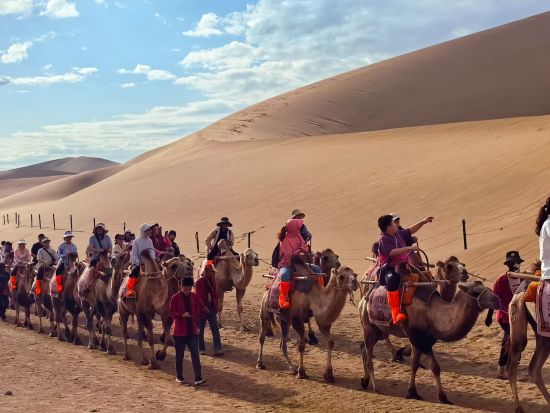 【敦煌貸切りチャーター】専属日本語ベテランガイドと安全運転のドライバー付きの専用車を派遣！敦煌市内＆郊外を自由に観光＜日本語ガイド／選べる敦煌観光エリア＞