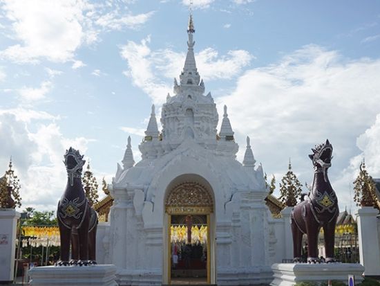 【チェンマイ発】ランプーン半日観光ツアー　往路ローカル鉄道利用＋サムロー乗車体験＜貸切／午前／ホテル送迎付／日本語ガイド＞