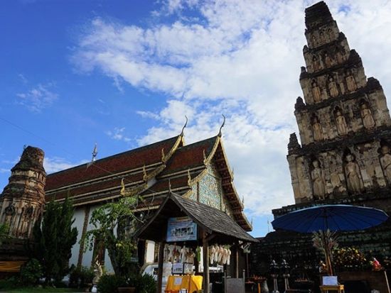 【チェンマイ発】ランプーン半日観光ツアー　往路ローカル鉄道利用＋サムロー乗車体験＜貸切／午前／ホテル送迎付／日本語ガイド＞