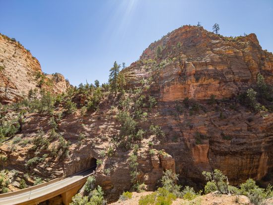 Zion_Mount_Carmel_Tunnel_pixta_80596590_M