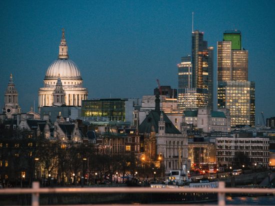 2階建てオープントップバスで巡る　ロンドンのイルミネーションツアー  ＜ロンドン・アイ付近発着／英語／2時間＞ by Big Bus