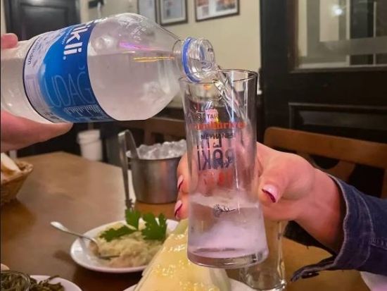 イスタンブールの夜を楽しむ！トルコの居酒屋「メイハネ」＆地元パブめぐりツアー＜貸切／日本語アシスタント＞