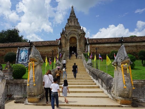 【チェンマイ発】往路タイ国鉄で行く 古都ランパーン＆ランプーン1日観光ツアー　花馬車乗車体験付き＜貸切／ホテル送迎付／日本語ガイド＞