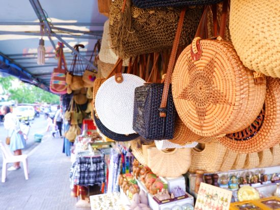 シェムリアップ半日観光ツアー　 戦争記念碑＋王宮＋ワット プレア プロム ラット＋オールドマーケットなどを訪問！＜選べる午前・午後／日本語ガイド選択可＞