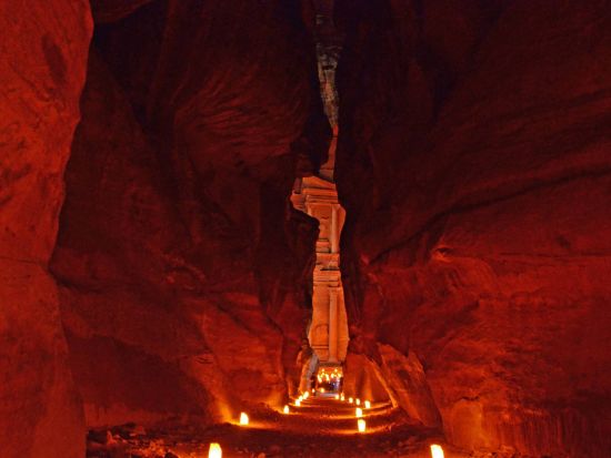 【ペトラ発】神秘的な夜の遺跡 ペトラ・バイ・ナイト入場券＜往復送迎付き／ペトラ発着／ガイドなし＞