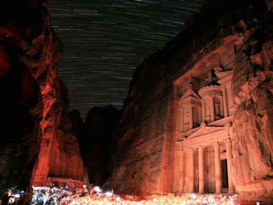 【ペトラ発】神秘的な夜の遺跡 ペトラ・バイ・ナイト入場券＜往復送迎付き／ペトラ発着／ガイドなし＞