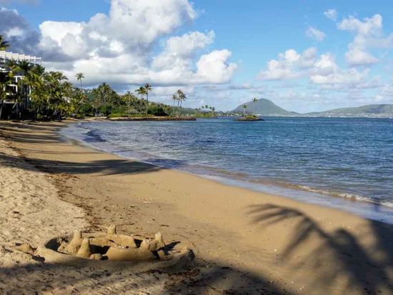 Hawaii_Oahu_Waialae Beach Park_shutterstock_1033731589
