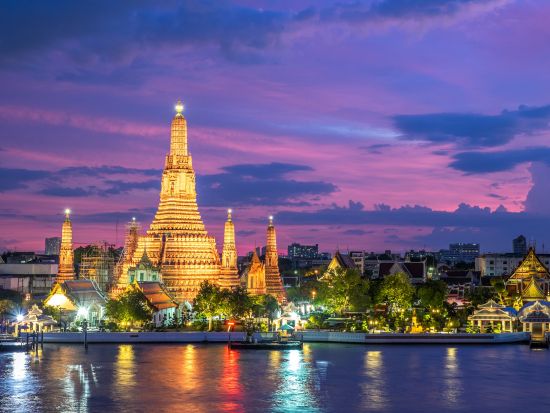 アプサラ号ディナークルーズ 5つ星ホテル「バンヤンツリー」運営 タイ宮廷料理の夕食と夜景鑑賞＜現地集合または往復送迎／コースディナー＞