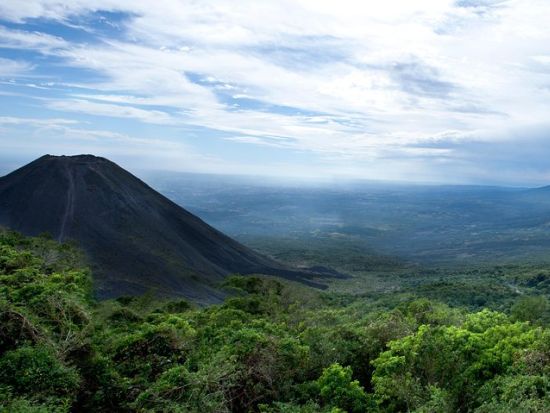 サンタアナ火山1日ツアー　絶景が広がる火口周辺までのトレッキングで自然の美しさを満喫！＜英語ガイド／サンサルバドル発＞