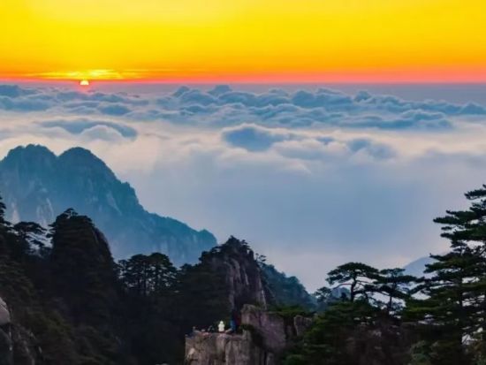 【黄山山頂宿泊 ご来光を拝むツアー】黄山＋宏村、世界遺産を巡る1泊2日間＜貸切／往復新幹線付／全食事付／北京発＞