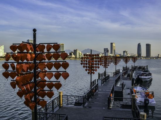 バイクで行く！ダナンフードツアー　コン市場散策＋ミークアンなど名物料理5品を味わう＜午後／英語ガイド／保険完備＞