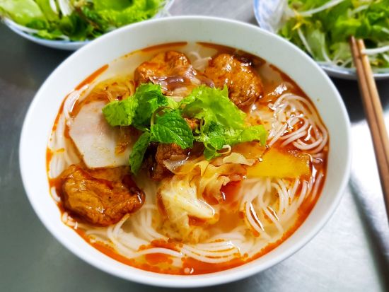 バイクで行く！ダナンフードツアー　コン市場散策＋ミークアンなど名物料理5品を味わう＜午後／英語ガイド／保険完備＞