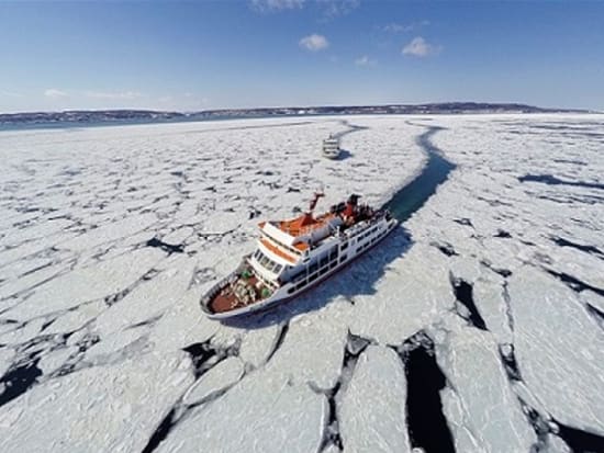 流氷の上を歩く流氷遊ウォーク＆流氷砕氷船おーろら 冬の知床でしか体験できない特別なアクティビティ！白銀の世界を堪能する2日間＜2月／1泊2日／札幌発着＞