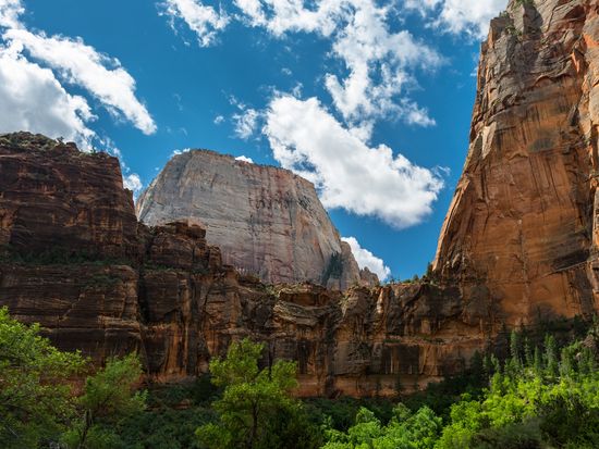 Zion_Great_White_Throne_pixta_16327182_M