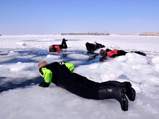 流氷の上を歩く流氷遊ウォーク＆流氷砕氷船おーろら 冬の知床でしか体験できない特別なアクティビティ！白銀の世界を堪能する2日間＜2月／1泊2日／札幌発着＞