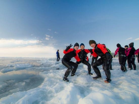 流氷の上を歩く流氷遊ウォーク＆流氷砕氷船おーろら 冬の知床でしか体験できない特別なアクティビティ！白銀の世界を堪能する2日間＜2月／1泊2日／札幌発着＞