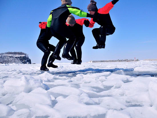 流氷の上を歩く流氷遊ウォーク＆流氷砕氷船おーろら 冬の知床でしか体験できない特別なアクティビティ！白銀の世界を堪能する2日間＜2月／1泊2日／札幌発着＞