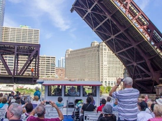 シカゴ建築センターリバークルーズ　シカゴのファーストレディ号に乗船　＜90分／英語ガイド＞