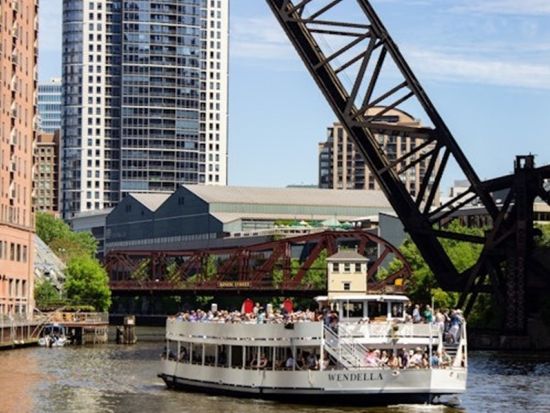 シカゴ建築センターリバークルーズ　シカゴのファーストレディ号に乗船　＜90分／英語ガイド＞