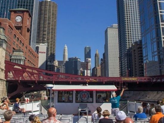 シカゴ建築センターリバークルーズ　シカゴのファーストレディ号に乗船　＜90分／英語ガイド＞