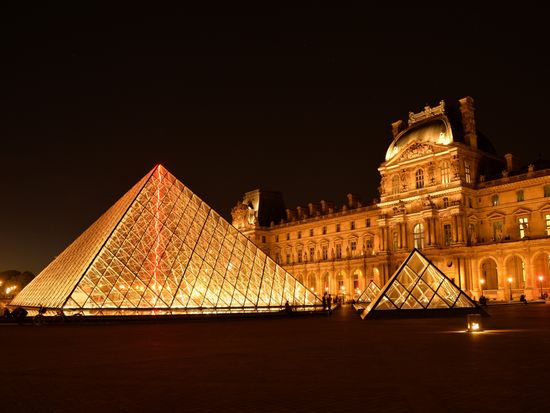 France_Paris_Louvre_Night_pixta_15401259_M