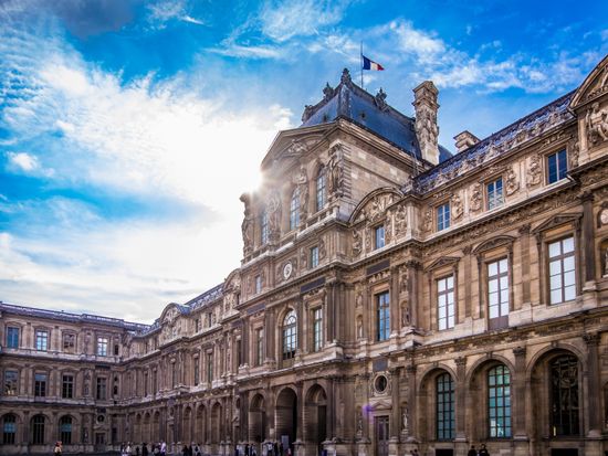 France_Paris_The-Louvre-Museum_shutterstock_730923670