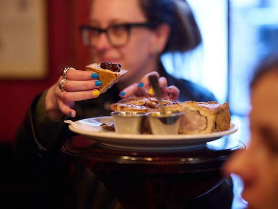 ロンドン4軒の名物パブ巡り＋フードツアー　英式パブゲームも体験＜約3時間半／英語ガイド＞