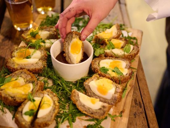 ロンドン4軒の名物パブ巡り＋フードツアー　英式パブゲームも体験＜約3時間半／英語ガイド＞